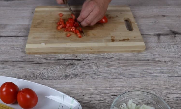 Nakrájejte rajčata.