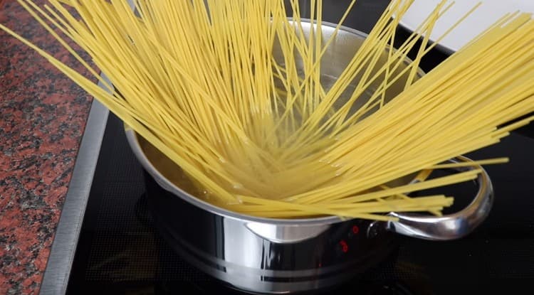 Forraljuk főtt spagetti készítéséig.