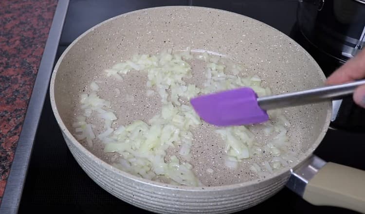 Friggere la cipolla in una padella fino a quando è morbida.