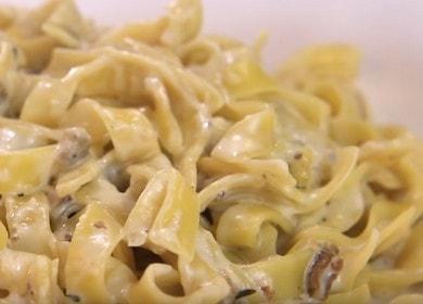 Vaření chutné špagety s houbami ve smetanové omáčce podle receptu s fotografií.