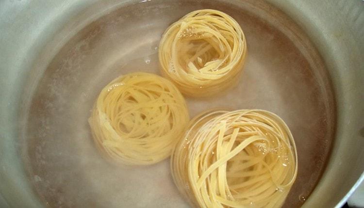 Keitä pasta tahnaksi.