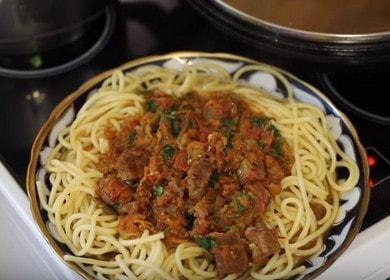 Köstlich kochen Spaghetti mit Fleisch nach dem Rezept mit einem Foto.