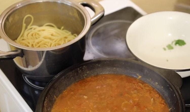 Kochen Sie die Spaghetti, während Sie das Fleisch schmoren.