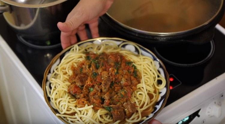 tällainen spagetti lihalla on herkullinen ja myös täysimittainen toinen ruokakurssi.