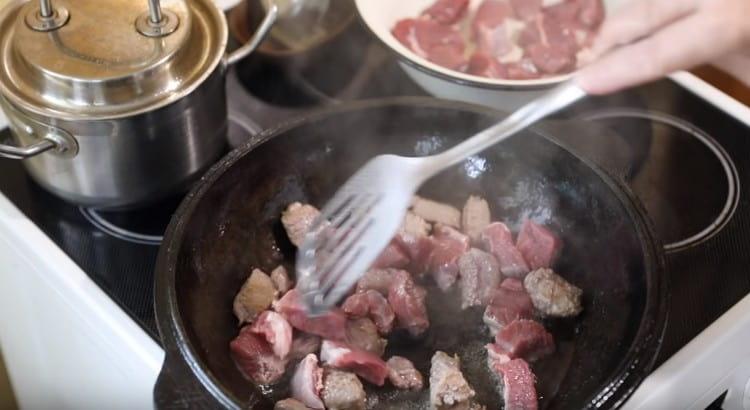 Szétterítse a húst és serpenyőben süssük.