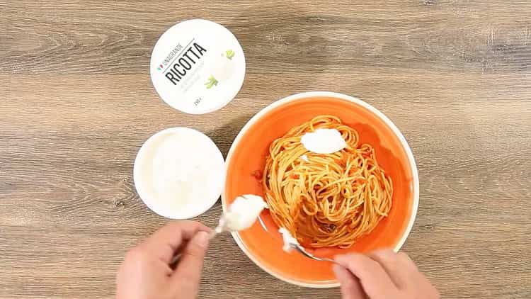 Fügen Sie Käse hinzu, um Spaghetti mit Tomatenmark zu machen
