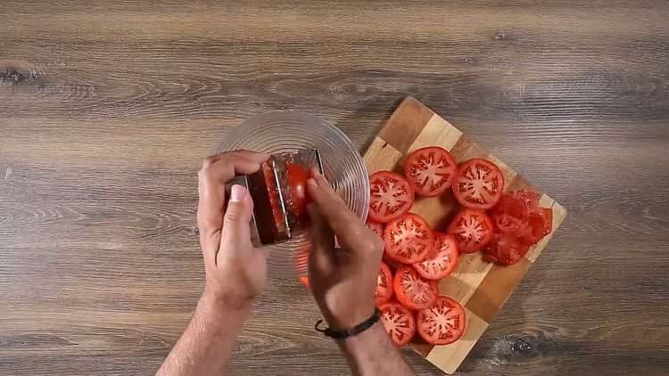 Um Spaghetti mit Tomatenmark zuzubereiten, bereiten Sie die Zutaten vor