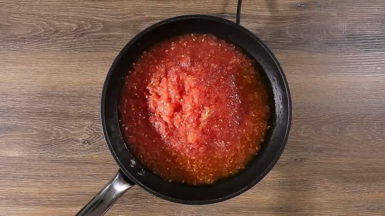 لطهي المعكرونة مع معجون الطماطم ، سخني المقلاة