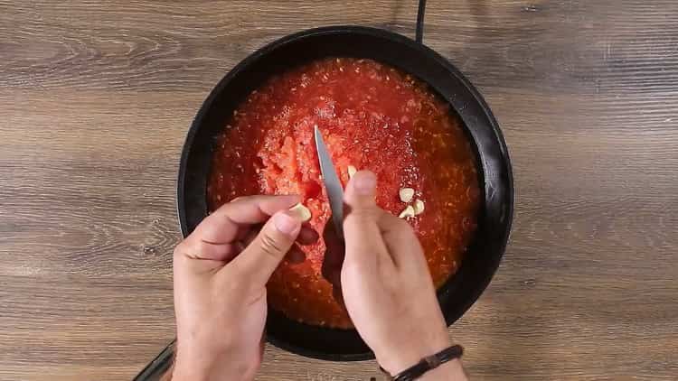 Για να κάνετε σπαγγέτι με πάστα ντομάτας, ετοιμάστε το σκόρδο