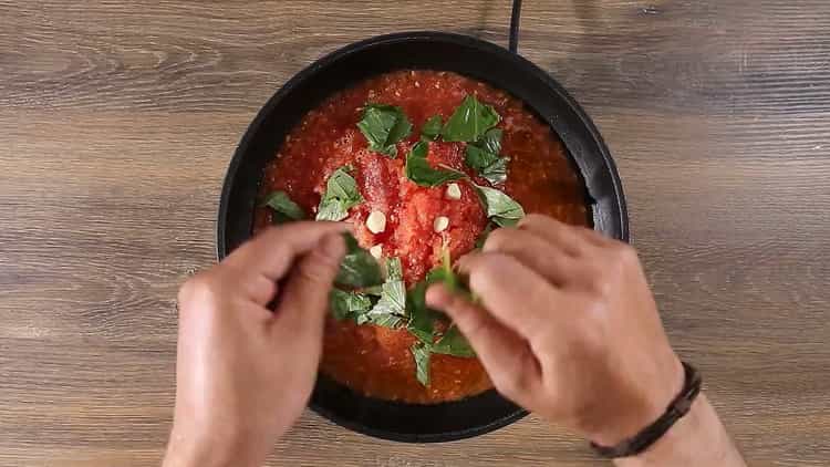 Basilikum zubereiten, um Spaghetti mit Tomatenmark zuzubereiten