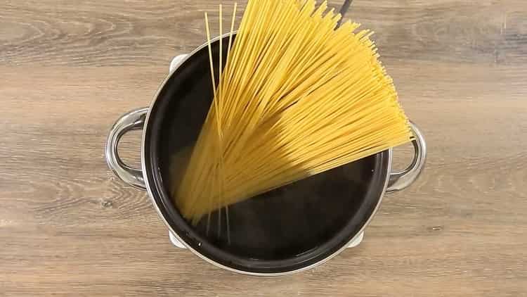 Zum Kochen von Spaghetti mit Tomatenmark die Zutaten kochen