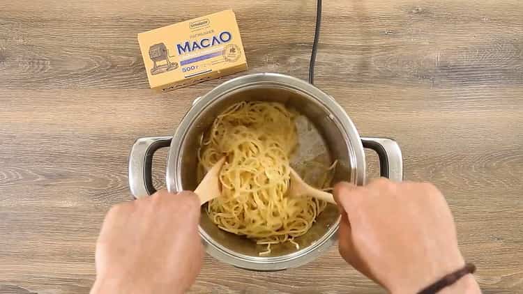 Lisää spagetti tehdäksesi spagetteja tomaattipastalla