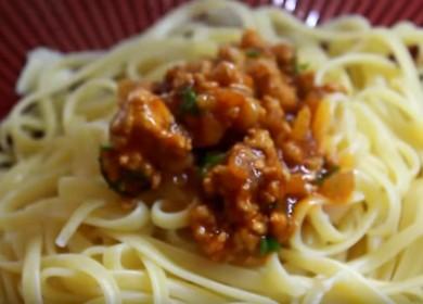 Wir bereiten duftende Spaghetti mit Hackfleisch und Tomatenmark nach einem Schritt-für-Schritt-Rezept mit Foto zu.