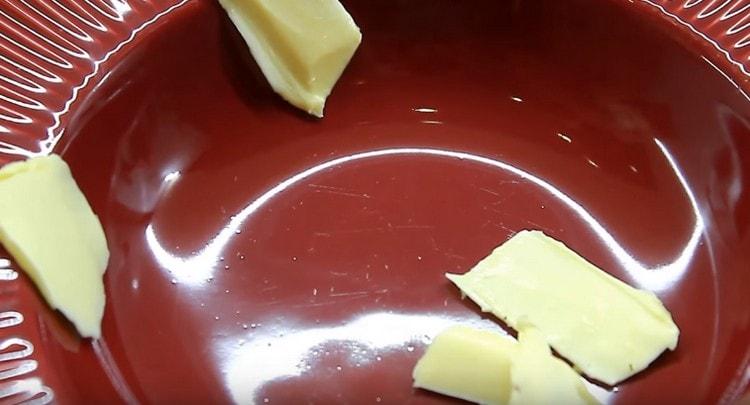 Metti alcune fette di burro su un piatto da portata.