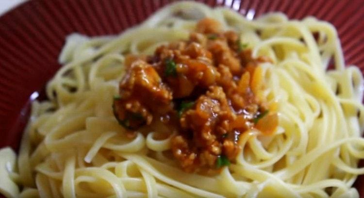 Spaghetti na may tinadtad na karne at tomato paste handa na.