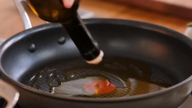 In einer Pfanne etwas Olivenöl erhitzen.