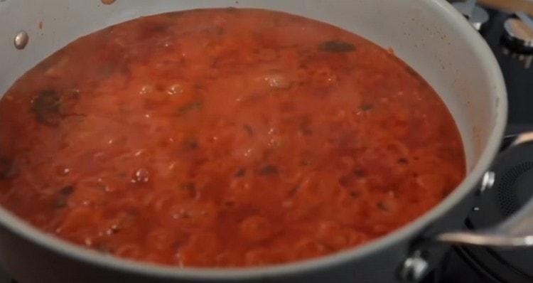 Fügen Sie die im Mixer gehackten Tomaten hinzu und kochen Sie alles zusammen.