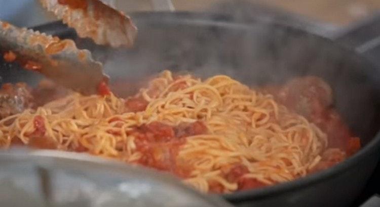 Nach 10 Minuten fast fertige Spaghetti in die Sauce geben.