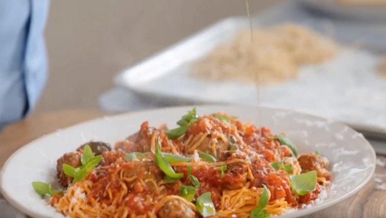 Когато сервирате спагети с кюфтета, все още можете да поръсите с пармезан и да намажете с листа от босилек.