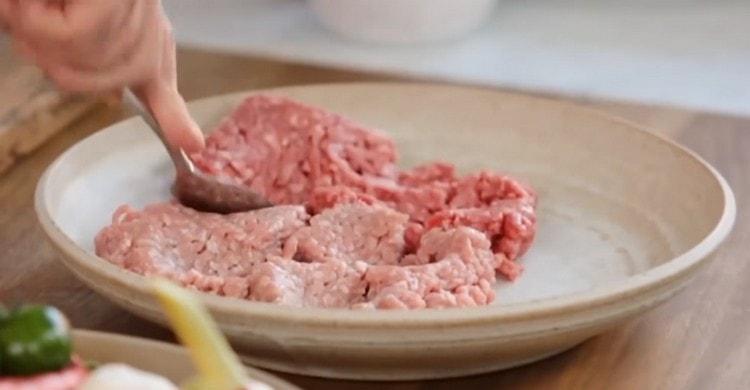 Mescolare la carne macinata di manzo e maiale.