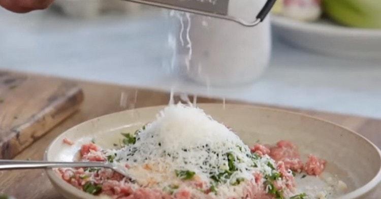 grattugiare il parmigiano su una grattugia fine.