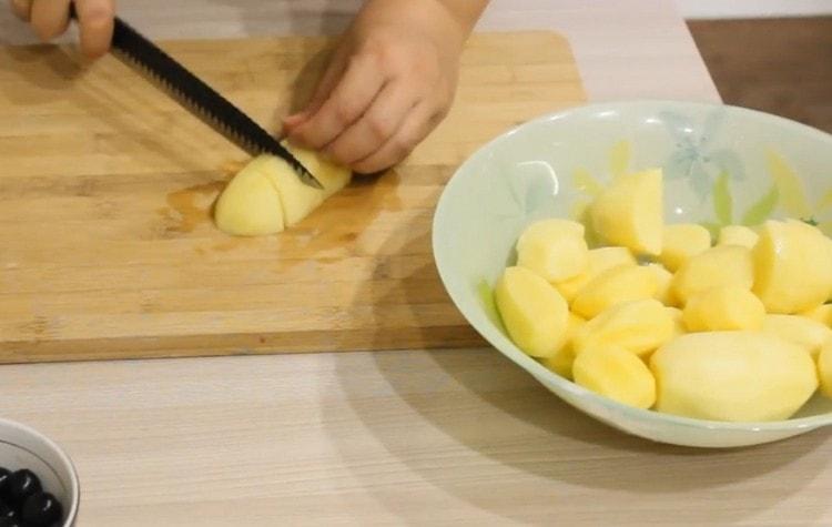 Die Kartoffeln in Scheiben schneiden.