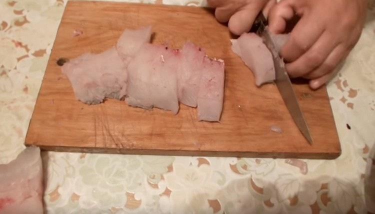 Tagliare il pesce persico a fette porzionate.