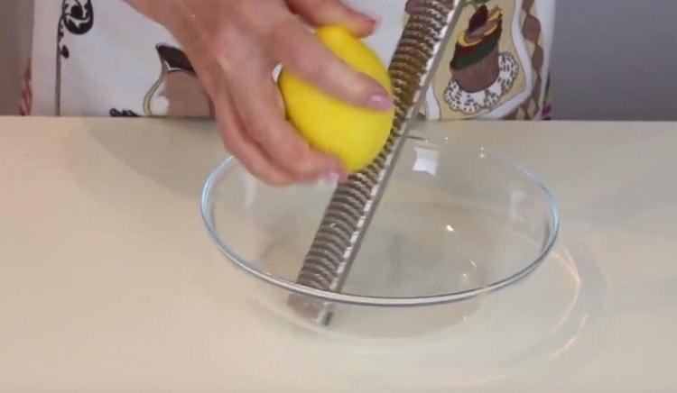 Na jemném struhadle třete kůru citronu.