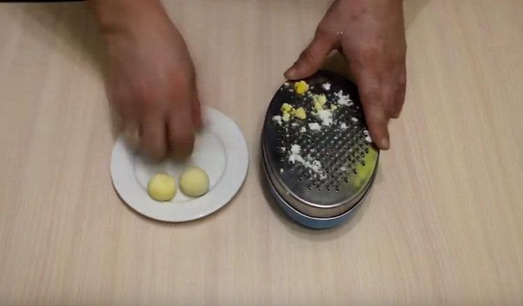 Eine feine Reibe mit hartgekochten Eiern einreiben.