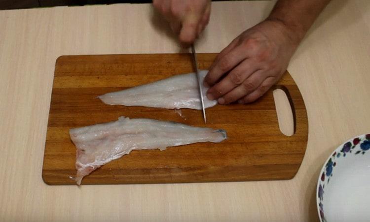 Pesce persico pulito, sventrato, tagliato a filetti e poi in piccoli pezzi.