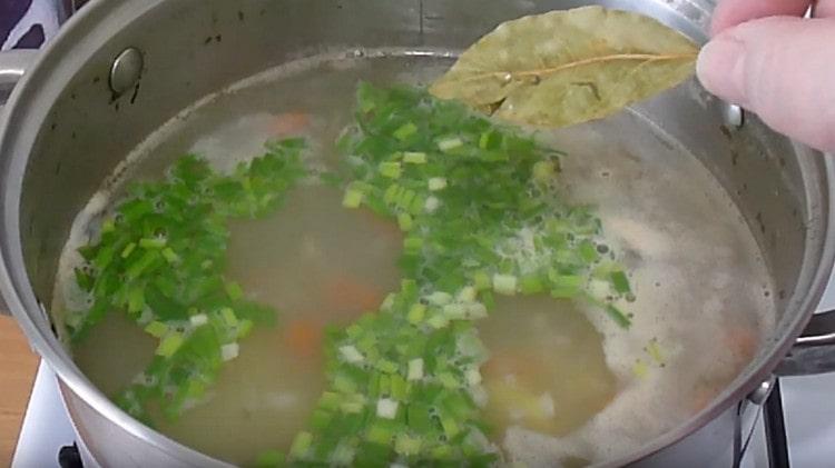В готовата супа добавете зелените, както и дафиновият лист.