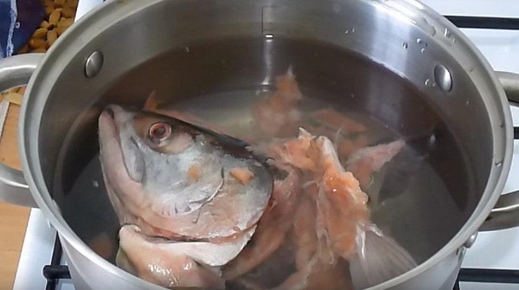 Слагаме рибата в тенджера да се готви.