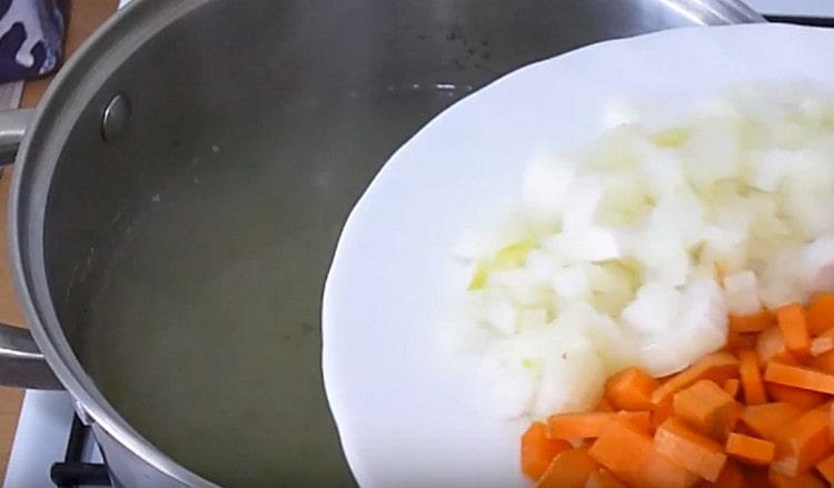 Προσθέστε καρότα και κρεμμύδια.