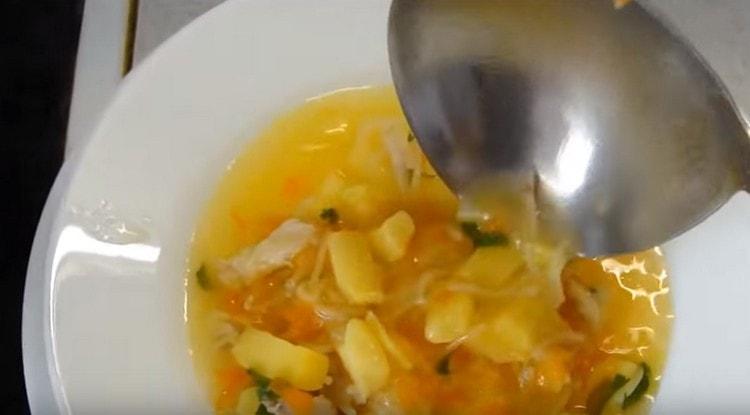 Suppe mit Nudeln und Kartoffeln kann serviert werden.