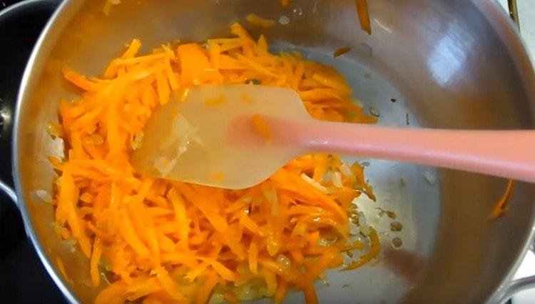Μαγειρική σε φυτικό λάδι από κρεμμύδια και καρότα.