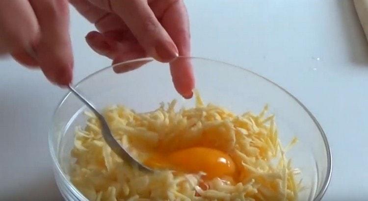 Προσθέτουμε το αυγό στο τυρί και ανακατεύουμε.