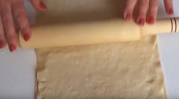 Coprire il ripieno con un secondo pezzo di pasta e stendere il pezzo con un mattarello.
