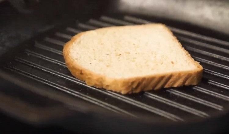 Σε μια κατσαρόλα, ψήστε το ψωμί.