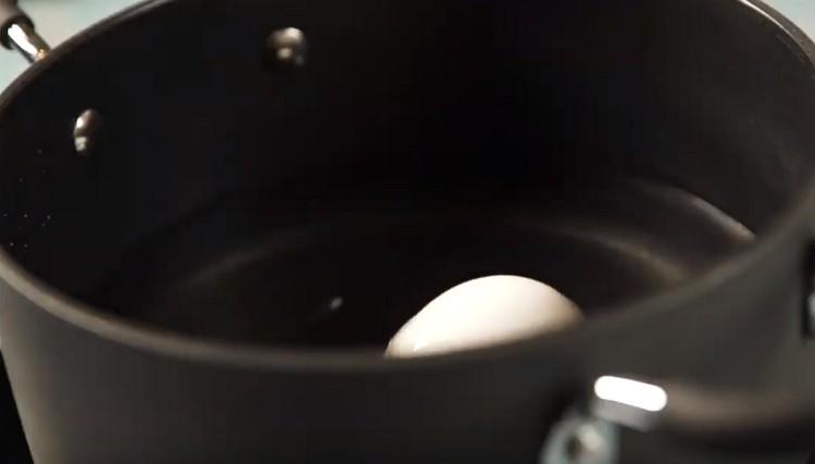 Vařte vejce natvrdo vařené.