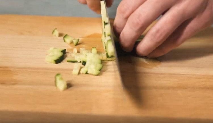 Taglia il cetriolo a dadini.