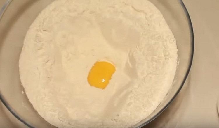 Προσθέστε τον κρόκο αυγού στο αλεύρι.
