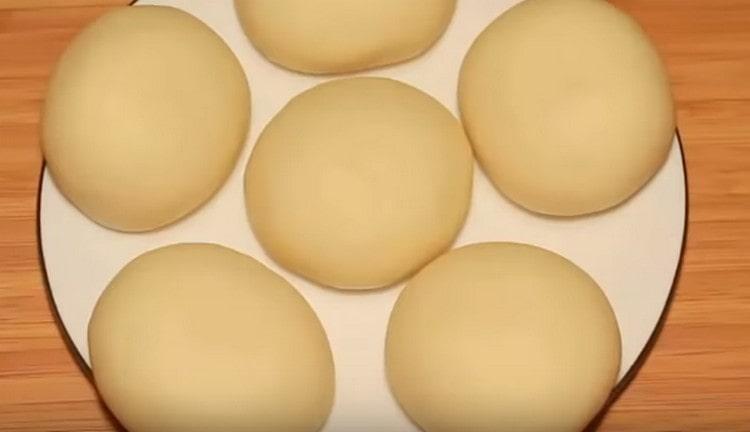 Stendi una pallina da ogni pezzo di pasta, mettili su un piatto e mandali in frigorifero.