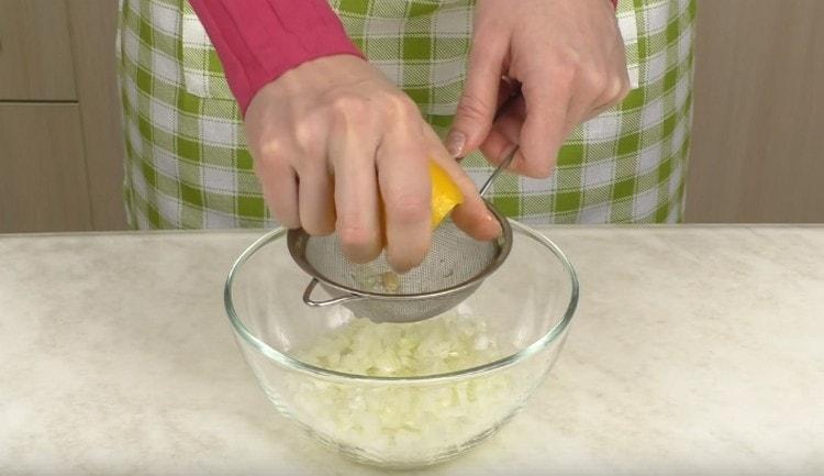 Zmačkejte citronovou šťávu na cibuli.