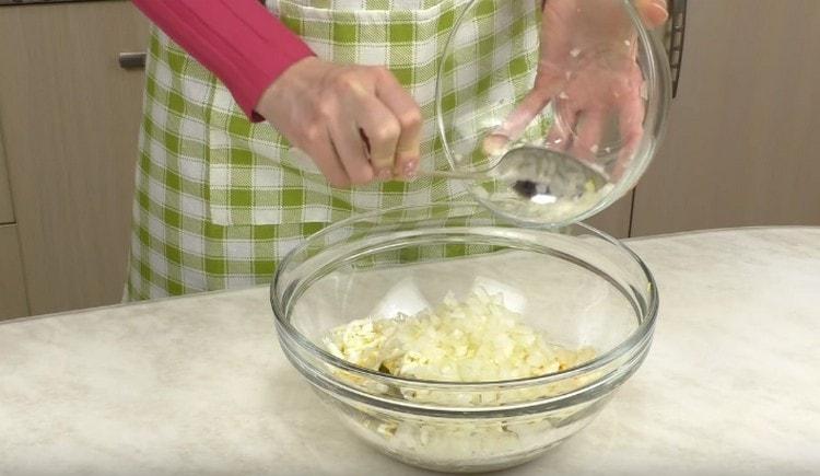 Přidejte vejce do tresčích jater s nakládanou cibulkou.