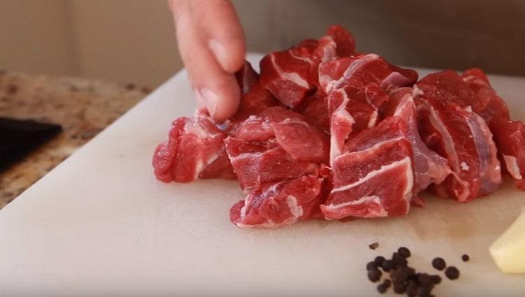 Για να προετοιμάσετε τη ζύμη, κόψτε το κρέας σε φέτες.
