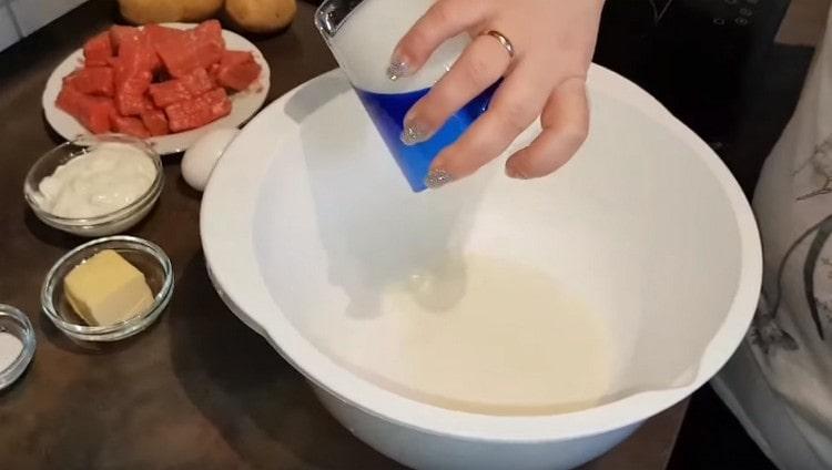 Versare il kefir in una ciotola.