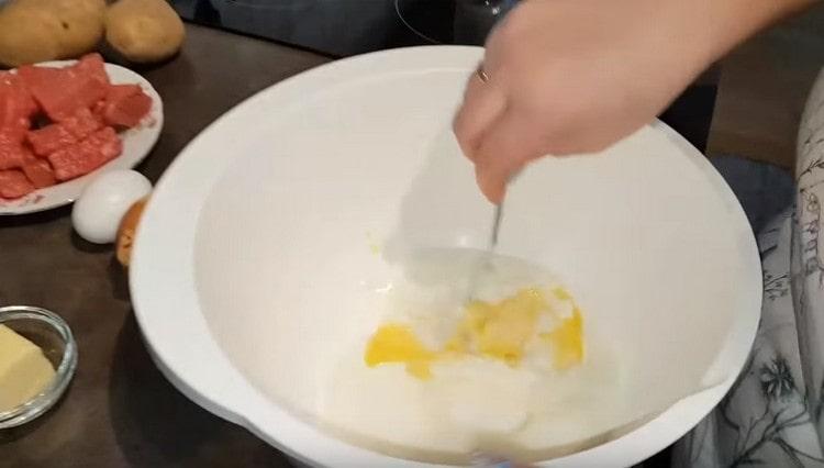 Fügen Sie weiche Butter und saure Sahne hinzu.