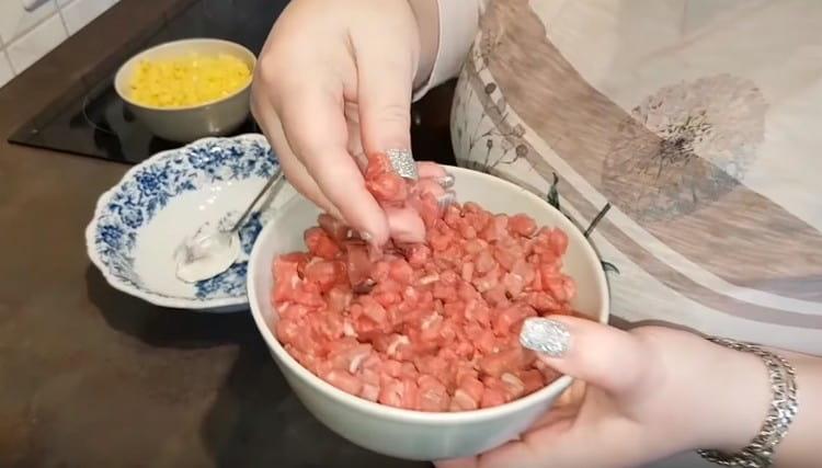 Täyte valmistamiseksi leikkaa liha pieneksi kuutioksi.