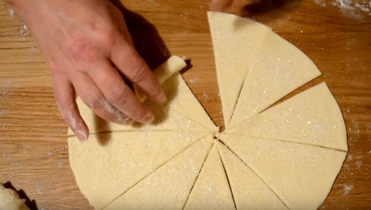المثلثات الناتجة ملتوية في الخبز.