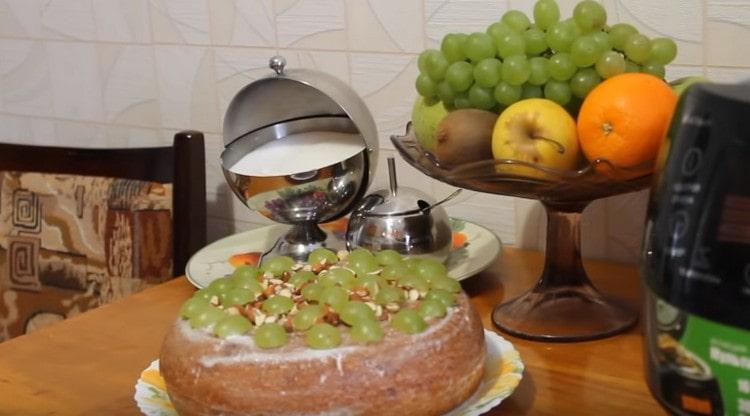 Сирената торта, приготвена в бавна готварска печка, може да бъде допълнително украсена с ядки и плодове.